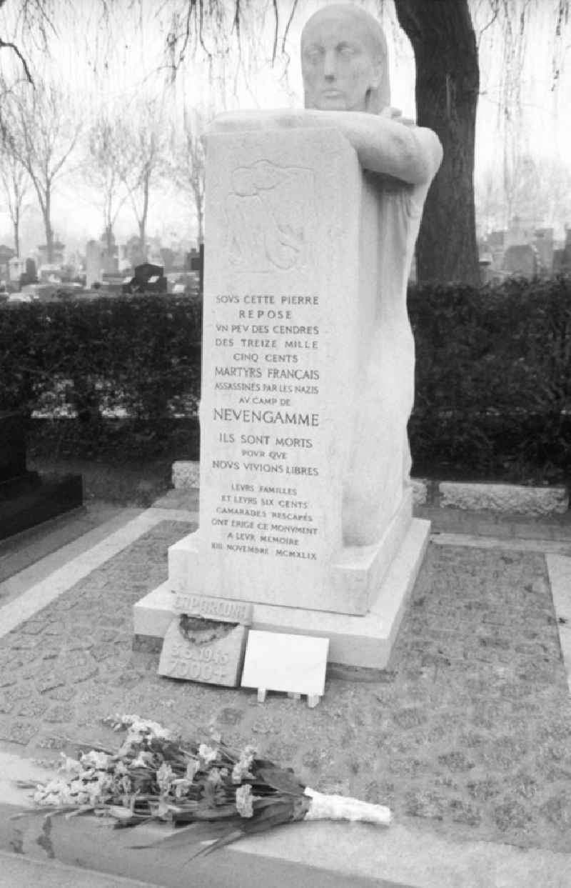 Denkmal in Erinnerung an das KZ Neuengamme auf dem Friedhof Pere Lachaise in Frankreich-Paris. Skulptur von Honoré, die eine große kniende Frau darstellt. Einweihung am 13. April 1949. Foto anläßlich des Besuchs von Erich Honecker, Staatsratspräsident DDR.