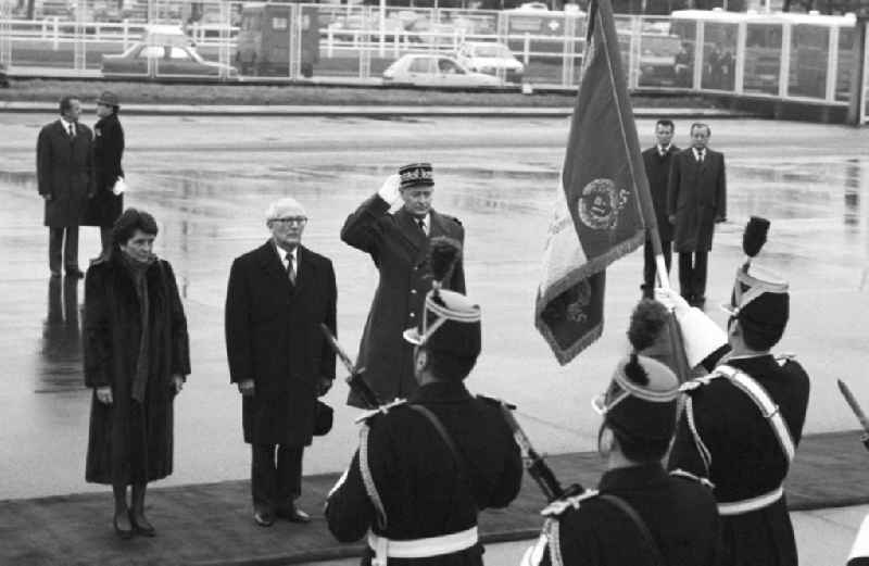 Verabschiedung von Erich Honecker, Staatsratspräsident DDR, auf dem Flughafen Orly aus Frankreich-Paris mit militärischer Ehrengarde.