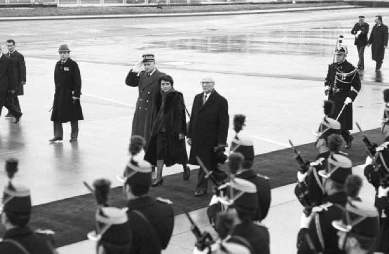 Verabschiedung von Erich Honecker, Staatsratspräsident DDR, auf dem Flughafen Orly aus Frankreich-Paris mit militärischer Ehrengarde. Erich Honecker beim Abschreiten der Ehrengarde.