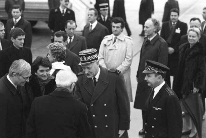 Verabschiedung von Erich Honecker, Staatsratspräsident DDR, auf dem Flughafen Orly aus Frankreich-Paris.