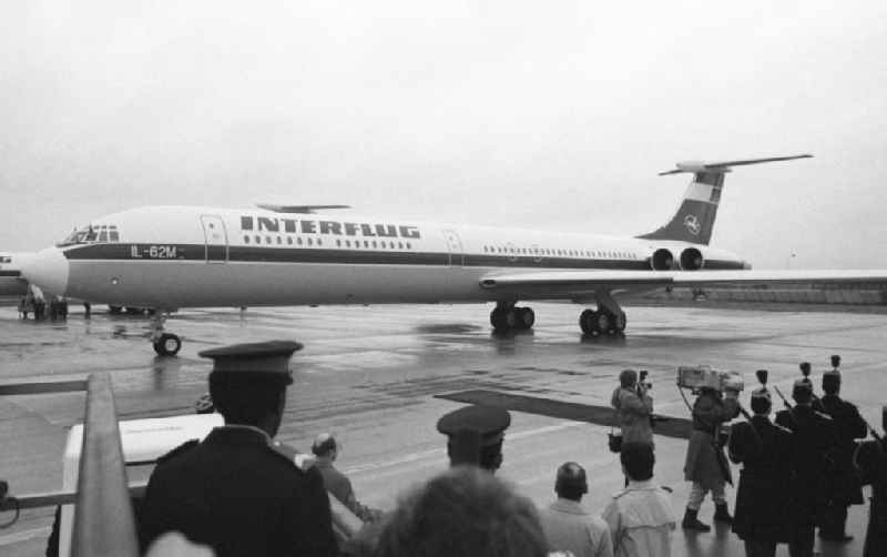 Flugzeug Interflug IL-62M mit DDR-Flagge auf dem Seitenruder auf dem Flughafen Orly zum Abflug von Erich Honecker, Staatsratspräsident DDR, aus Frankreich-Paris. Im Hintergrund militärische Ehrengarde.