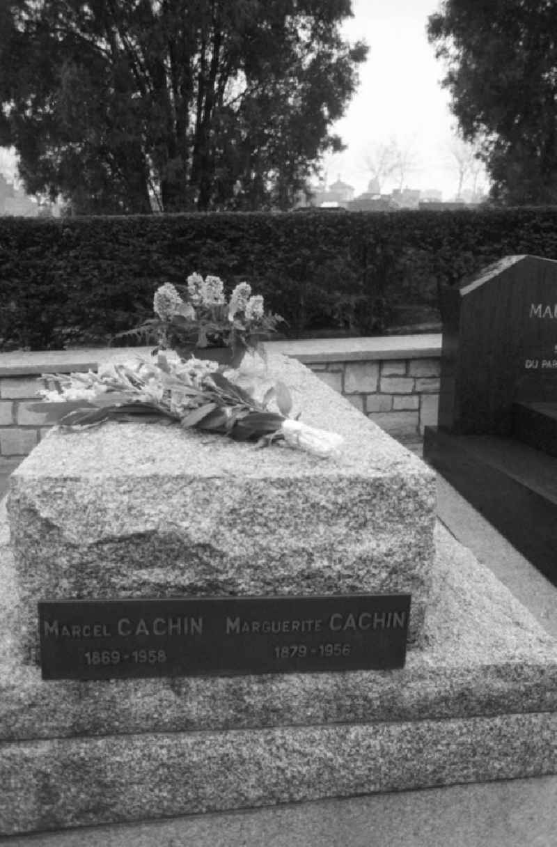 Grab von Marcel Cachin (Mitglied der PCF bzw. KPF, Kommunistische Partei Frankreich) und seiner Frau Marguerite Cachin auf dem Friedhof Pere Lachaise in Frankreich-Paris. Foto anläßlich des Besuchs von Erich Honecker, Staatsratspräsident DDR.