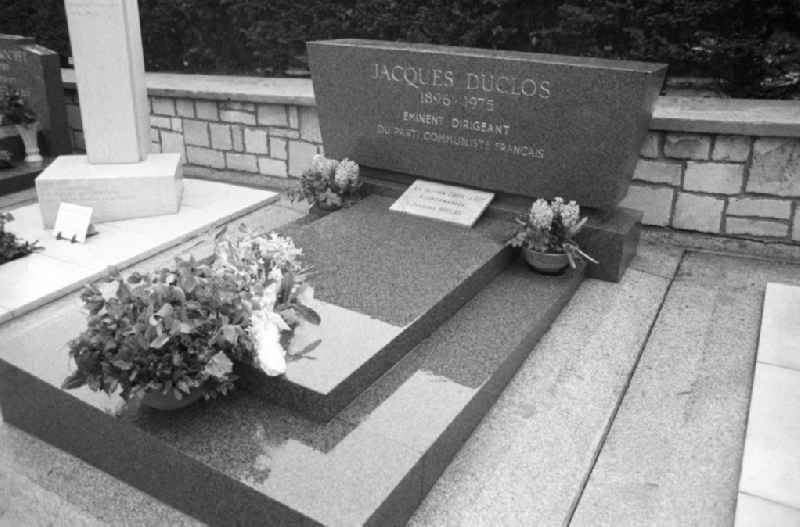 Grab von Jacques Duclos (Politiker, Mitglied der PCF bzw. KPF, Kommunistische Partei Frankreich) auf dem Friedhof Pere Lachaise in Frankreich-Paris. Foto anläßlich des Besuchs von Erich Honecker, Staatsratspräsident DDR.