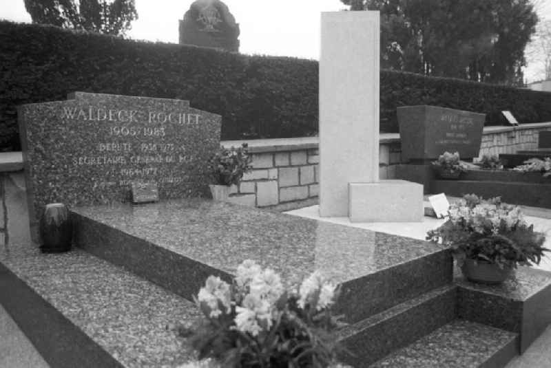 Grab von Waldeck Rochet (Generalsekretär und Ehrenpräsident der PCF bzw. KPF, Kommunistische Partei Frankreich) auf dem Friedhof Pere Lachaise in Frankreich-Paris. Foto anläßlich des Besuchs von Erich Honecker, Staatsratspräsident DDR.