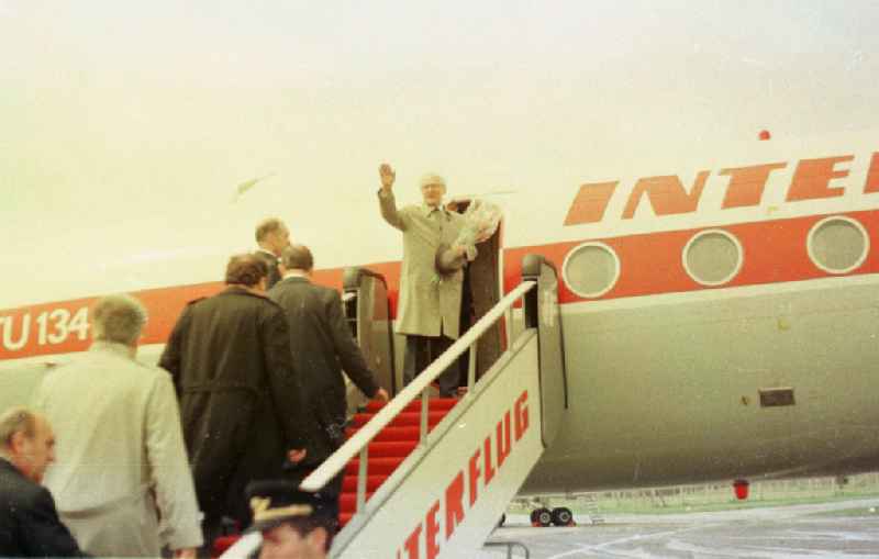 Erich Honecker welcomes Prime Minister Olof Palme during a state visit at the airport in Peenemuende in the state of Mecklenburg-Western Pomerania in the area of the former GDR, German Democratic Republic