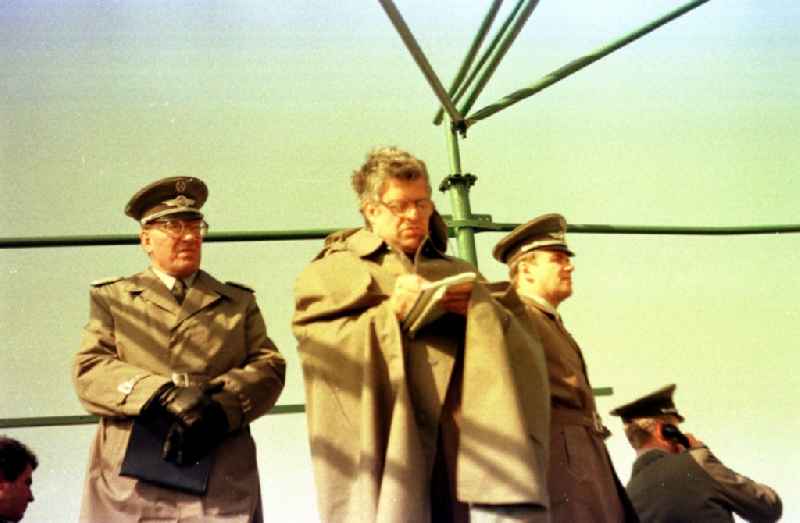 Teaching demonstration of weapons, equipment and equipment on the occasion of the meeting with cultural creators, actors and artists in the National People's Army Department in Peenemuende in the state Mecklenburg-West Pomerania on the territory of the former GDR, German Democratic Republic