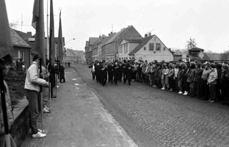 Participants of a wreath-laying ceremony in front of sailors of the guard of honour with MPi submachine gun Kalashnikov at the memorial for the OdF victims of fascism on the main street in Peenemuende, Mecklenburg-Western Pomerania in the territory of the former GDR, German Democratic Republic