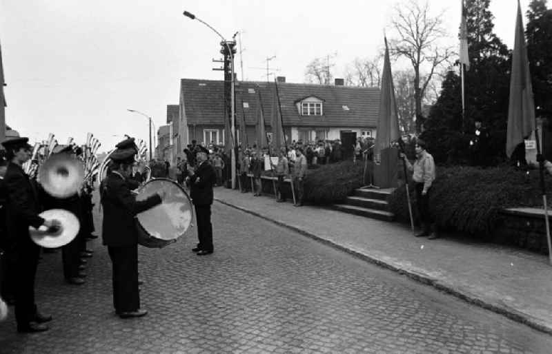 Participants of a wreath-laying ceremony in front of sailors of the guard of honour with MPi submachine gun Kalashnikov at the memorial for the OdF victims of fascism on the main street in Peenemuende, Mecklenburg-Western Pomerania in the territory of the former GDR, German Democratic Republic