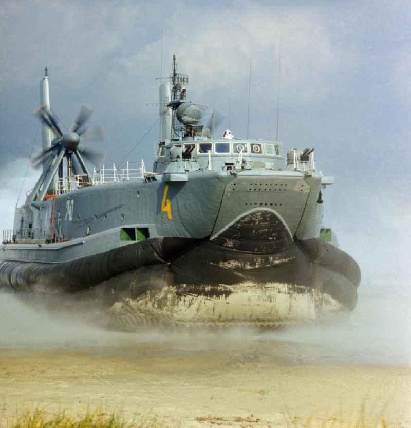 Manöverübung der GSSD (Gruppe der Sowjetischen Streitkräfte in Deutschland) in Peenemünde. Ein Luftkissenboot der Aistklasse, auch Dzheryan Klasse genannt, Modell 1/700, Dragon 7