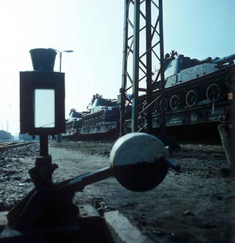 Manöverübung der GSSD (Gruppe der Sowjetischen Streitkräfte in Deutschland) in Peenemünde. Panzertransport auf Güterwagen der Bahn. Im Vordergrund Weichensignal.