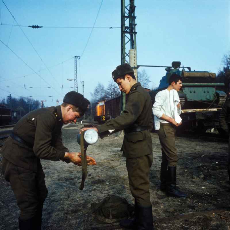 Manöverübung der GSSD (Gruppe der Sowjetischen Streitkräfte in Deutschland) in Peenemünde. Russische Soldaten beim Waschen.