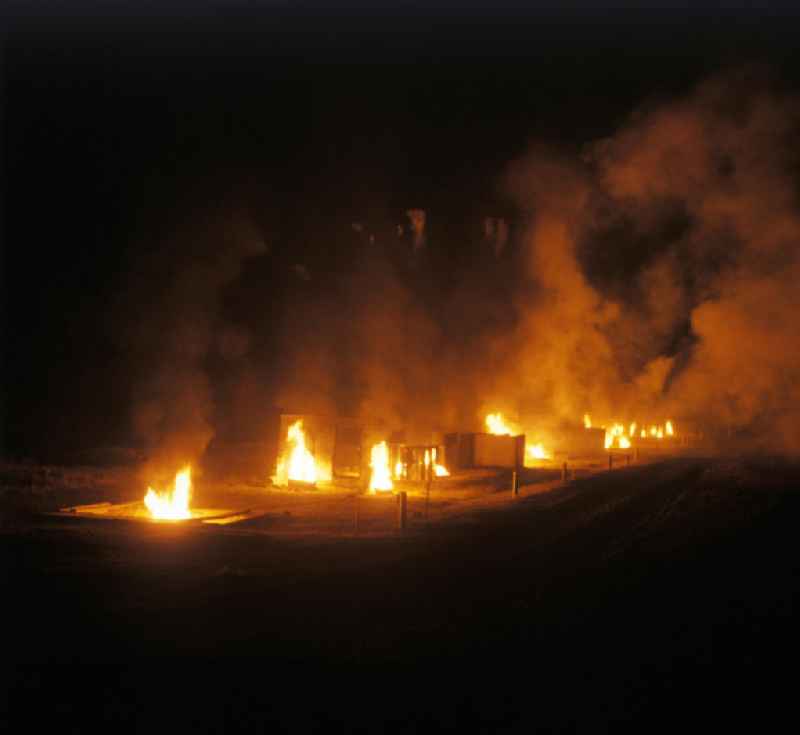 Manöverübung der NVA-Truppen der chemischen Abwehr (ABC-Abwehr) in Peenemünde. Napalm-Kampfbahn mit brennenden Objekten bei Nacht.