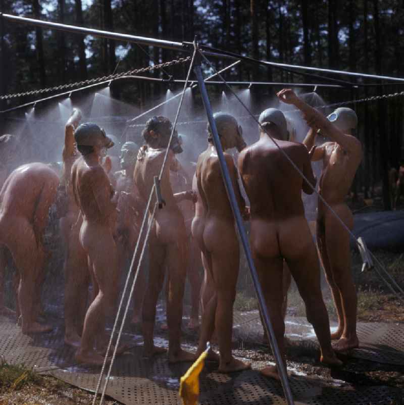 Manöverübung der NVA-Truppen der chemischen Abwehr (ABC-Abwehr) in Peenemünde. Nackte Soldaten mit Gasmaske unter der Dusche zur Entaktivierung (Dekontaminierung, Dekontamination).