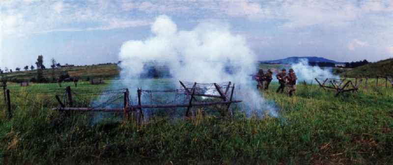 Manöverübung der NVA-Truppen der motorisierten Infanterie (Mot-Schützen) in Peenemünde. Bewaffnete Soldaten erstürmen das Gelände.