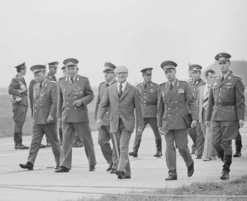 Members of the Politburo of the SED Central Committee to visit the fighter wings 9 (JG-9) in Peenemuende in Mecklenburg-Western Pomerania in the field of the former GDR, German Democratic Republic. From left to right: Major Gerhard Fiss, the Deputy Minister of National Defence and Chief of the command LSK / LV Air Force / Air Defense of the NVA Wolfgang Reinhold (1923 - 2012), general secretary of the Central Committee (ZK) of the SED Erich Honecker (1912 - 1994) , the Minister of State Security Erich Emil Fritz Mielke (1907 - 2000) and army general Karl-Heinz Hoffmann (191