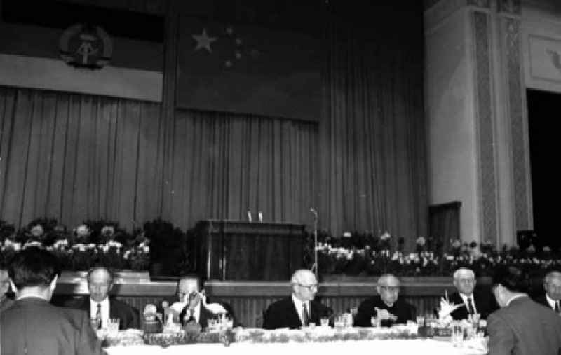 DDR-Staats- und Parteichef Erich Honecker zusammen im Gespräch mit Delegierten der DDR und volksrepublik China. Honecker weilte vom 20. bis 28.1