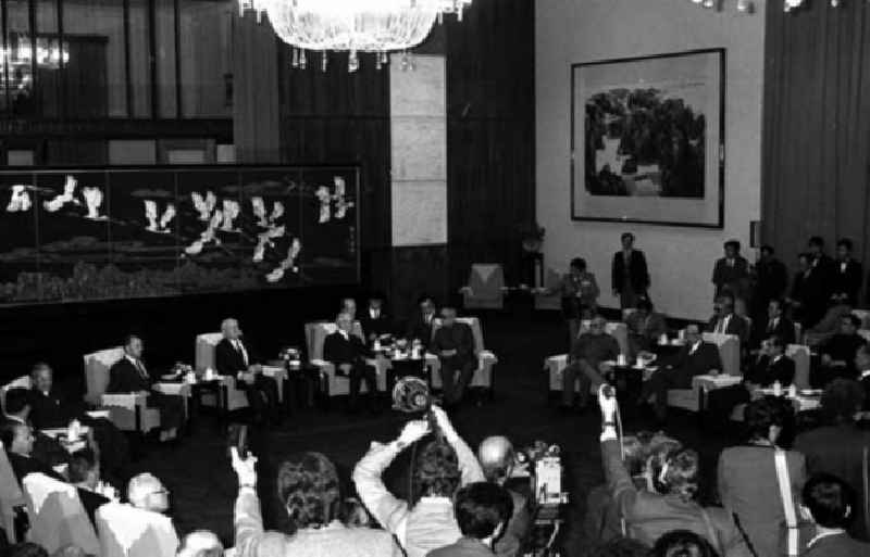 DDR-Staats- und Parteichef Erich Honecker (vorn r.) schreitet, begleitet vom Präsidenten der Volksrepublik China, Li Xiannian (2.v.l.), an ausgewählter Bevölkerung vorbei. Honecker weilte vom 20. bis 28.1