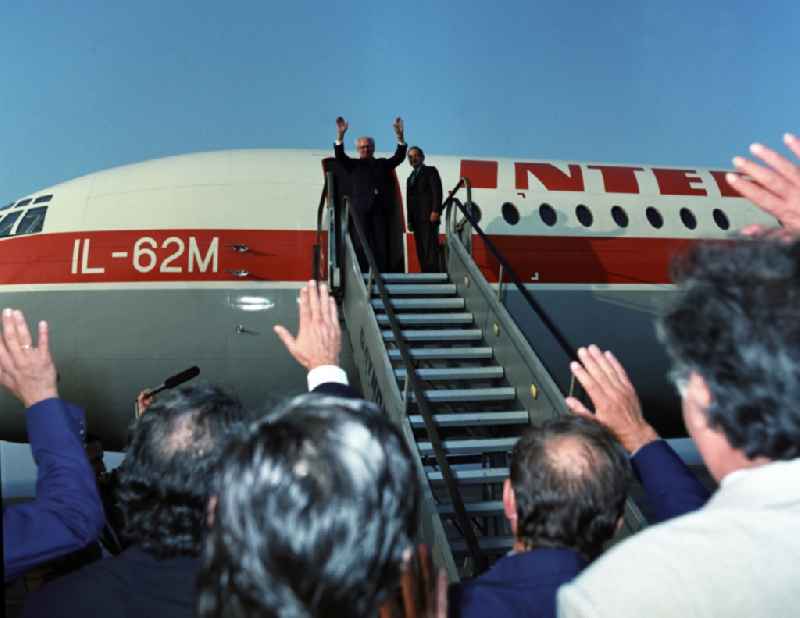 The GDR state and party leader Erich Honecker equips Greece a two-day state visit, here on his arrival in the Greek Ellinikon International Airport. These were to Honecker's second visit of a NATO country after his trip to Italy in the spring of 1985. The expansion of contacts with the West, a new image of the GDR should propagandiert than European and peace-loving country and the GDR as an important partner for future East-West relationships are shown