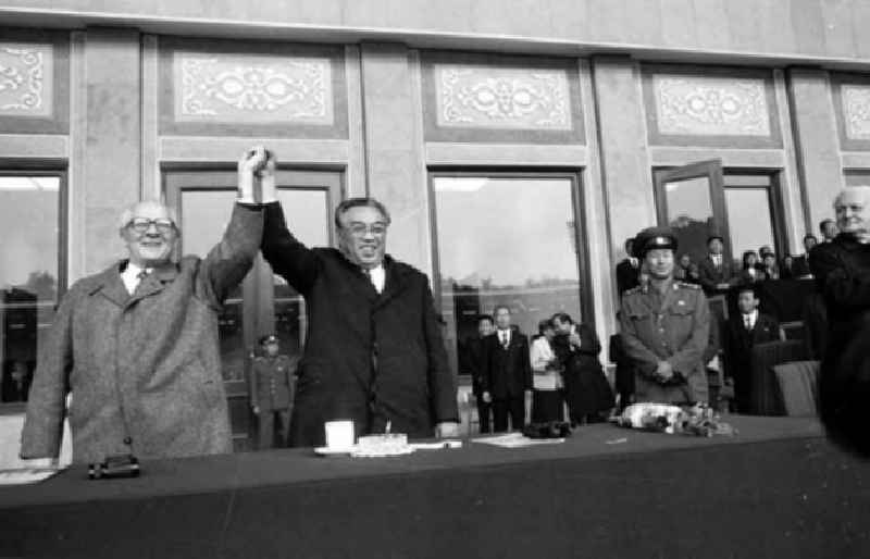 Erich Honecker mit Kim Il-Sung in Pjöngjang in Nordkorea.