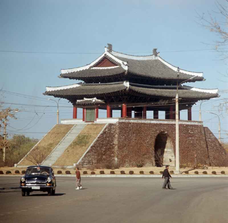 Blick auf einen Tempel in Pjöngjang, der Hauptstadt der Koreanischen Demokratischen Volksrepublik (KDVR).