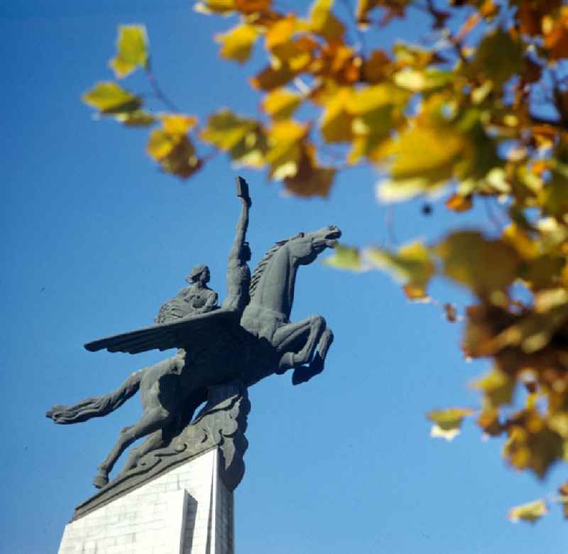 Blick auf die 46 Meter hohe Tschollima-Statue in Pjöngjang, der Hauptstadt der Koreanischen Demokratischen Volksrepublik KDVR. Tschollima - ein geflügeltes Pferd aus der koreanischen Mythologie - war in Nordkorea das Symbol für den Wiederaufbau und die Industrialisierung. Die nordkoreanische Hauptstadt war nach der Zerstörung im Koreakrieg vor allem mit Unterstützung der Sowjetunion in den 50er und 6