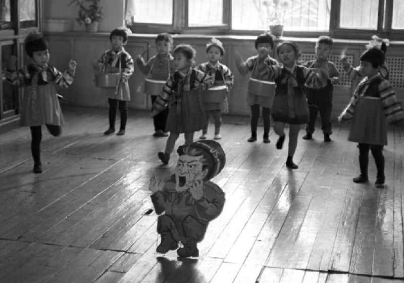 In einem Kindergarten in Pjöngjang, der Hauptstadt der Koreanischen Demokratischen Volksrepublik KDVR - Nordkorea / Democratic People's Republic of Korea DPRK - North Korea, lernen die Kinder schon früh den Umgang mit dem US-amerikanischen Feindbild.