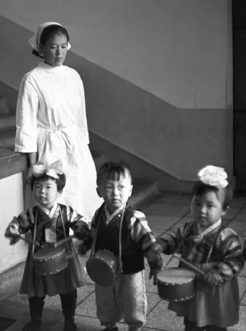 In einem Kindergarten in Pjöngjang, der Hauptstadt der Koreanischen Demokratischen Volksrepublik KDVR - Nordkorea / Democratic People's Republic of Korea DPRK - North Korea, trommeln kleine Kinder auf ihren umgehängten Trommeln.