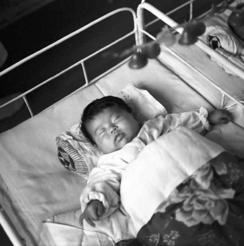 In einem Kindergarten in Pjöngjang, der Hauptstadt der Koreanischen Demokratischen Volksrepublik KDVR - Nordkorea / Democratic People's Republic of Korea DPRK - North Korea, liegt ein Baby in seinem Bettchen und schläft.