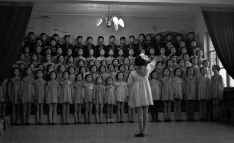Konzert in einer Schule in Pjöngjang, der Hauptstadt der Koreanischen Demokratischen Volksrepublik KDVR - Nordkorea / Democratic People's Republic of Korea DPRK - North Korea.