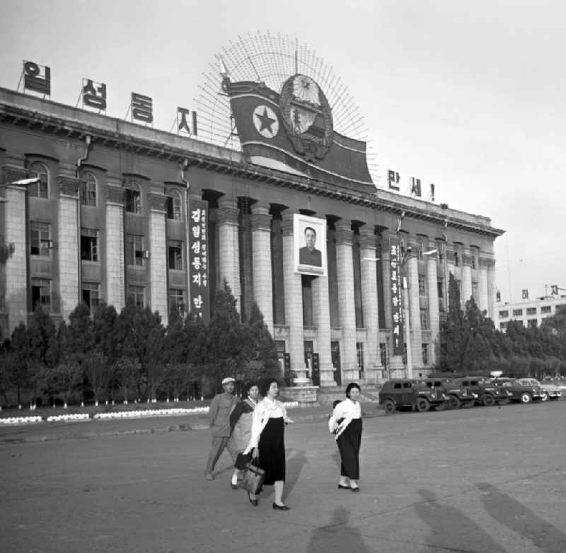 Blick auf das Historische Museum mit einem Bildnis des nordkoreanischen Machthabers Kim Il Sung am Kim Il Sung-Platz in Pjöngjang, der Hauptstadt der Koreanischen Demokratischen Volksrepublik KDVR - Nordkorea / Democratic People's Republic of Korea DPRK - North Korea. Der Platz war 1954 errichtet worden und dient noch heute als Aufmarschplatz kommunistischer Machtpräsentation.
