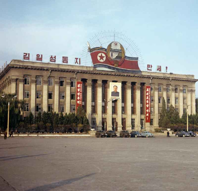 Blick auf das Historische Museum mit einem Bildnis des nordkoreanischen Machthabers Kim Il Sung am Kim Il Sung-Platz in Pjöngjang, der Hauptstadt der Koreanischen Demokratischen Volksrepublik KDVR - Nordkorea / Democratic People's Republic of Korea DPRK - North Korea. Der Platz war 1954 errichtet worden und dient noch heute als Aufmarschplatz kommunistischer Machtpräsentation.