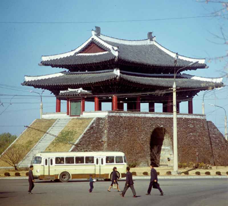 Blick auf das Potong-Tor in Pjöngjang, der Hauptstadt der Koreanischen Demokratischen Volksrepublik KDVR - Nordkorea / Democratic People's Republic of Korea DPRK - North Korea.