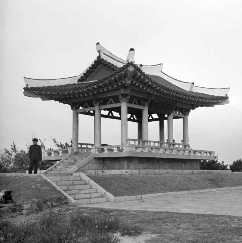 Buddhistische Tempelanlage in den Bergen bei Pjöngjang, der Hauptstadt der Koreanischen Demokratischen Volksrepublik KDVR - Nordkorea / Democratic People's Republic of Korea DPRK - North Korea.