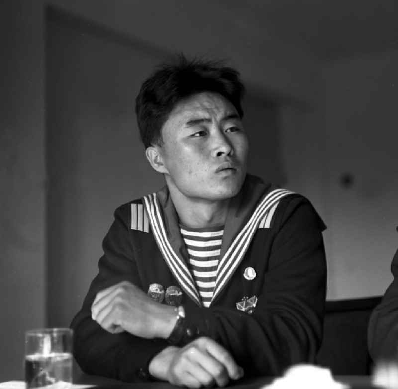 Gespräch mit Mitgliedern der nordkoreanischen Marine, die an der Kaperung des US-amerikanischen Aufklärungsschiffes Pueblo im Jahr 1968 beteiligt waren. Das Schiff befindet sich noch heute im Besitz Nordkoreas und ist damit das weltweit einzige Schiff der US-Marine in Fremdbesitz. Im Hafen von Pjöngjang liegend, dient es als eine der größten Propagandaattraktionen des Landes.