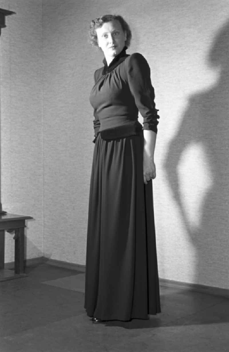 Young woman presents current women's fashion collection des VEB Plauener Damen-Konfektion in Plauen Vogtland in the state Saxony on the territory of the former GDR, German Democratic Republic