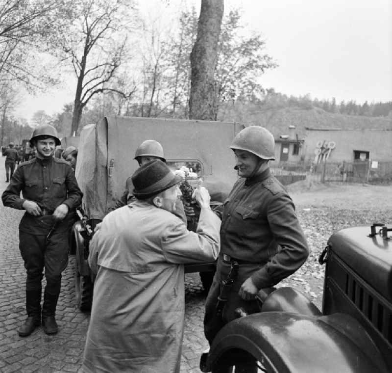 Formation of a guard to welcome Russian soldiers and officers with weapons and motorized combat technology on the side of the road during the relocation of Soviet occupying troops of the GSSD from the CSSR in Plauen, Saxony on the territory of the former GDR, German Democratic Republic