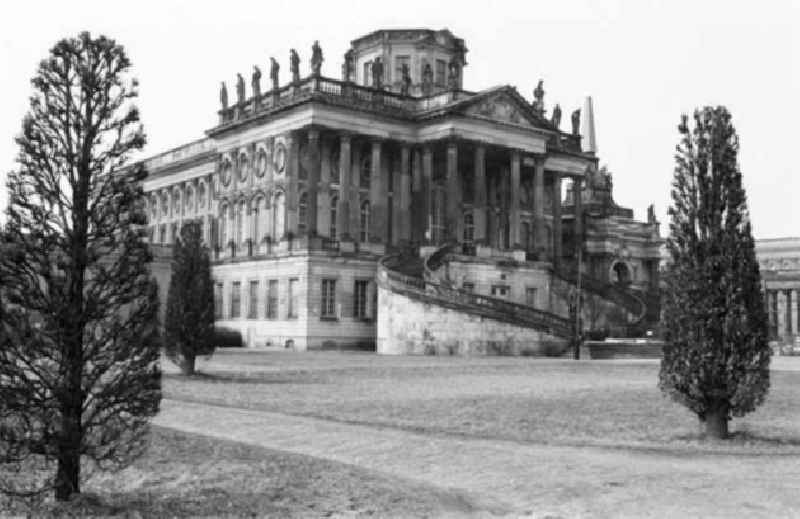 n den historischen Gebäuden am Neuen Palais im Park von Sanssouci in Potsdam ist die Pädagogische Hochschule untergebracht.