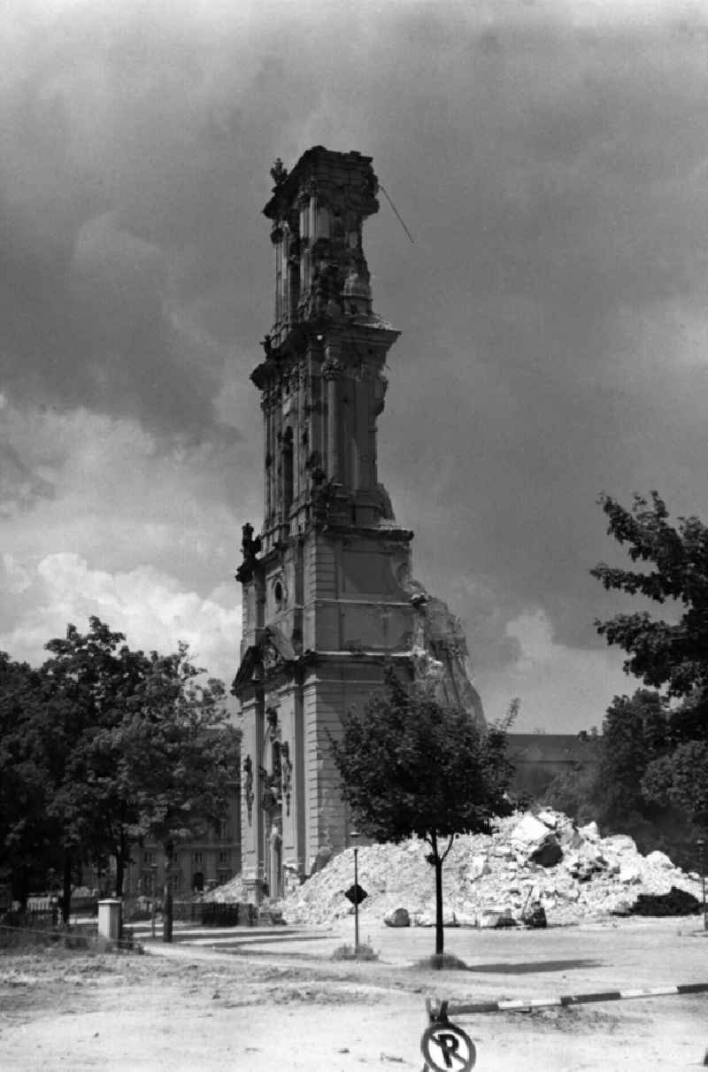 Abriss der Garnisonkirche. Blick von der Staffettenreitergasse auf die Reste vom Glockenturm. Die Garnisonkirche Potsdam wurde von Philipp Gerlach zwischen 1730 und 1735 auf Befehl Friedrich Wilhelm I. errichtet. Sie galt als ein Hauptwerk des preußischen Barock. Mit einem 88,40 Meter hohen Glockenturm überragte sie die anderen Bauten der Stadt. In der offenen Turmlaterne befand sich ein holländisches Glockenspiel mit 4