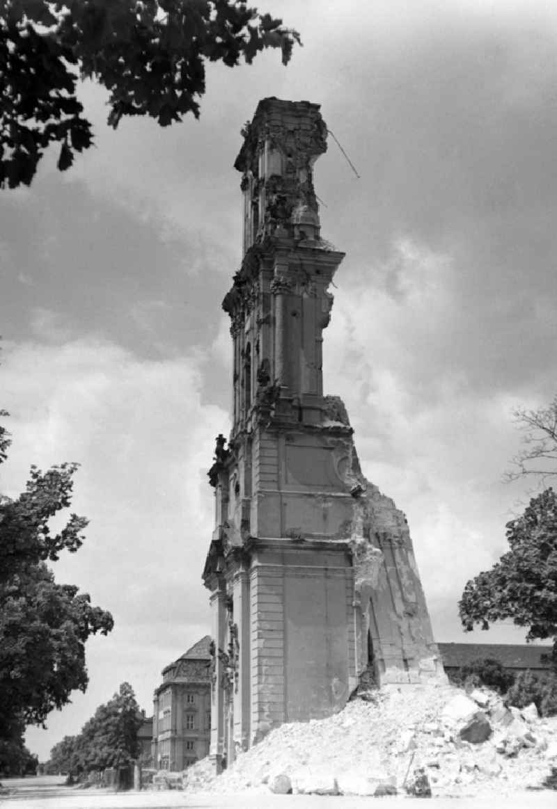 Abriss der Garnisonkirche. Blick von der Breite Straße auf die Reste vom Glockenturm. Die Garnisonkirche Potsdam wurde von Philipp Gerlach zwischen 1730 und 1735 auf Befehl Friedrich Wilhelm I. errichtet. Sie galt als ein Hauptwerk des preußischen Barock. Mit einem 88,40 Meter hohen Glockenturm überragte sie die anderen Bauten der Stadt. In der offenen Turmlaterne befand sich ein holländisches Glockenspiel mit 4