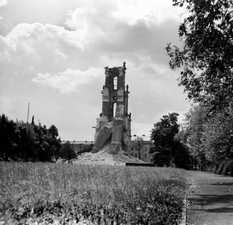 Abriss der Garnisonkirche. Romantischer Blick auf die Reste des Glockenturms aus nördlicher Richtung. Die Plantage genannte Parkanlage im Vordergrund ist heute überbaut. Die Garnisonkirche war die bedeutendste Barockkirche von Potsdam. Sie wurde von 1733 bis 1735 im Auftrag Friedrich Wilhelms I. errichtet. Am 21.März 1933 erlangte sie durch den 'Tag von Potsdam', in dessen Mittelpunkt sie stand, traurige Berühmtheit. Am 14. April 1945 brannte die Kirche nach einem Bombenangriff vollständig aus. Die Ruine wurde 1968 auf Beschluss der SED-Führung Potsdams gesprengt.