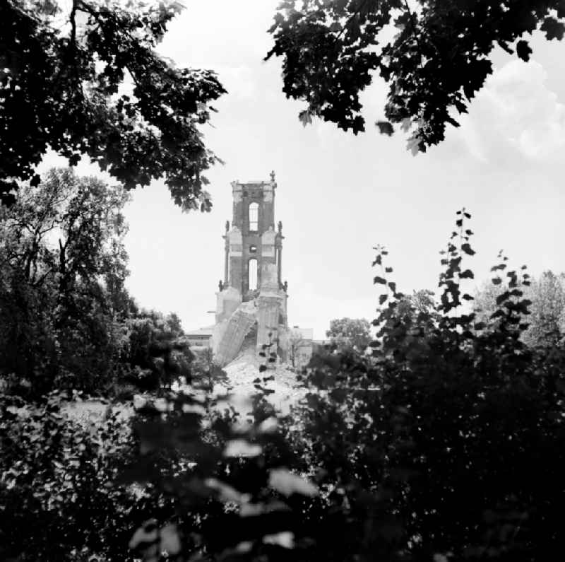 Abriss der Garnisonkirche. Romantischer Blick auf die Reste des Glockenturms aus nördlicher Richtung. Die Plantage genannte Parkanlage im Vordergrund ist heute überbaut. Die Garnisonkirche war die bedeutendste Barockkirche von Potsdam. Sie wurde von 1733 bis 1735 im Auftrag Friedrich Wilhelms I. errichtet. Am 21.März 1933 erlangte sie durch den 'Tag von Potsdam', in dessen Mittelpunkt sie stand, traurige Berühmtheit. Am 14. April 1945 brannte die Kirche nach einem Bombenangriff vollständig aus. Die Ruine wurde 1968 auf Beschluss der SED-Führung Potsdams gesprengt.