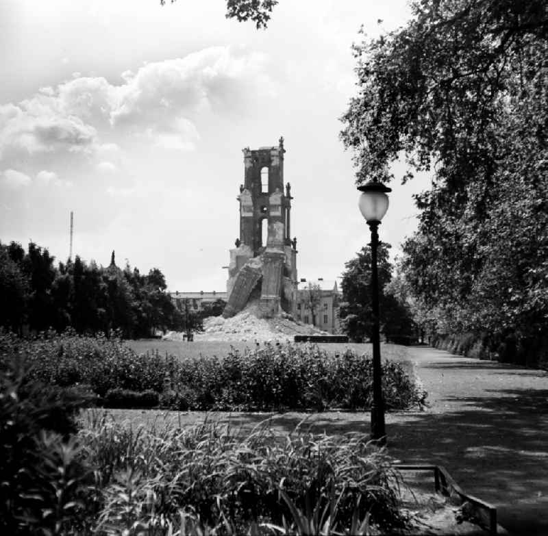 Abriss der Garnisonkirche. Reste des Glockenturms gesehen von der nördlich gelegenen Yorkstrasse. Die Plantage genannte Parkanlage im Vordergrund ist heute überbaut. Die Garnisonkirche war die bedeutendste Barockkirche von Potsdam. Sie wurde von 1733 bis 1735 im Auftrag Friedrich Wilhelms I. errichtet. Am 21.März 1933 erlangte sie durch den 'Tag von Potsdam', in dessen Mittelpunkt sie stand, traurige Berühmtheit. Am 14. April 1945 brannte die Kirche nach einem Bombenangriff vollständig aus. Die Ruine wurde 1968 auf Beschluss der SED-Führung Potsdams gesprengt.