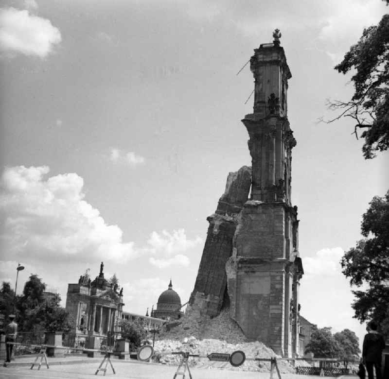 Abriss der Garnisonkirche. Blick auf die Reste des Glockenturms von der 'Breiten Brücke', links im Hintergrund das Portal des 'Langen Stalls' / Marstall, dahinter die Kuppel der Nikolaikirche. Die Garnisonkirche war die bedeutendste Barockkirche von Potsdam. Sie wurde von 1733 bis 1735 im Auftrag Friedrich Wilhelms I. errichtet. Am 21.März 1933 erlangte sie durch den 'Tag von Potsdam', in dessen Mittelpunkt sie stand, traurige Berühmtheit. Am 14. April 1945 brannte die Kirche nach einem Bombenangriff vollständig aus. Die Ruine wurde 1968 auf Beschluss der SED-Führung Potsdams gesprengt.
