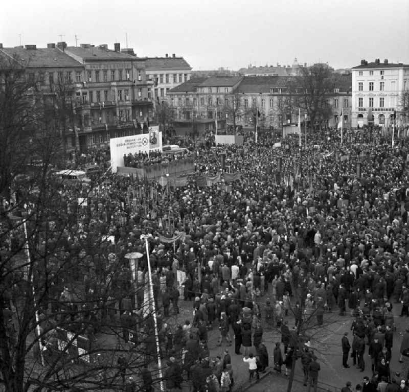 Die Potsdamer Bürger haben sich zahlreich auf dem Luisenplatz am Brandenburger Tor versammelt, um einer Kundgebung zur neuen Verfassung der DDR beizuwohnen. Die neue Verfassung wurde tags darauf per Volksentscheid angenommen. In der neuen Verfassung erklärte sich die DDR zum 'sozialistischen Staat deutscher Nation'.