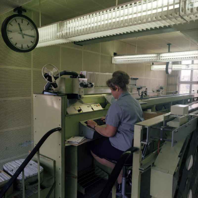 Eine Postangestellte bedient die Briefsortieranlage in einer Filiale in Potsdam.
