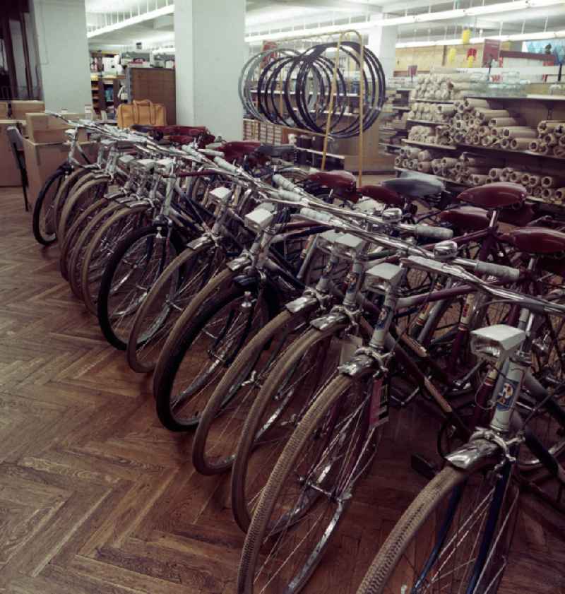 Fahrrad-Abteilung im Centrum-Warenhaus. Fahrräder der Marke Mifa stehen nebeneinander.