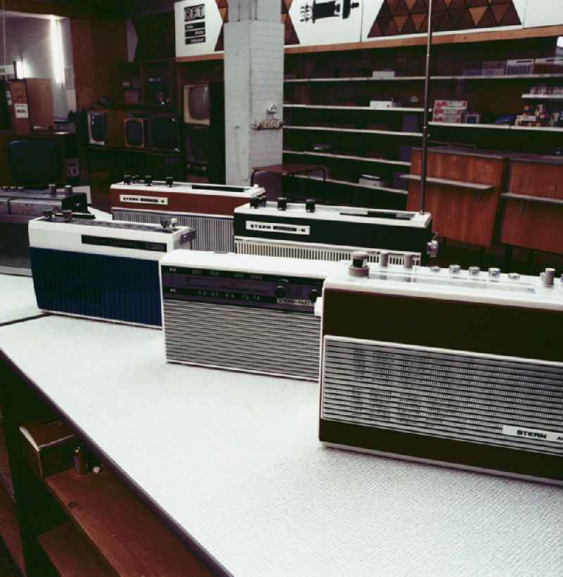 RFT-Produkte im Centrum-Warenhaus. Stern-Radios / Radio stehen zur Präsentation zusammen.