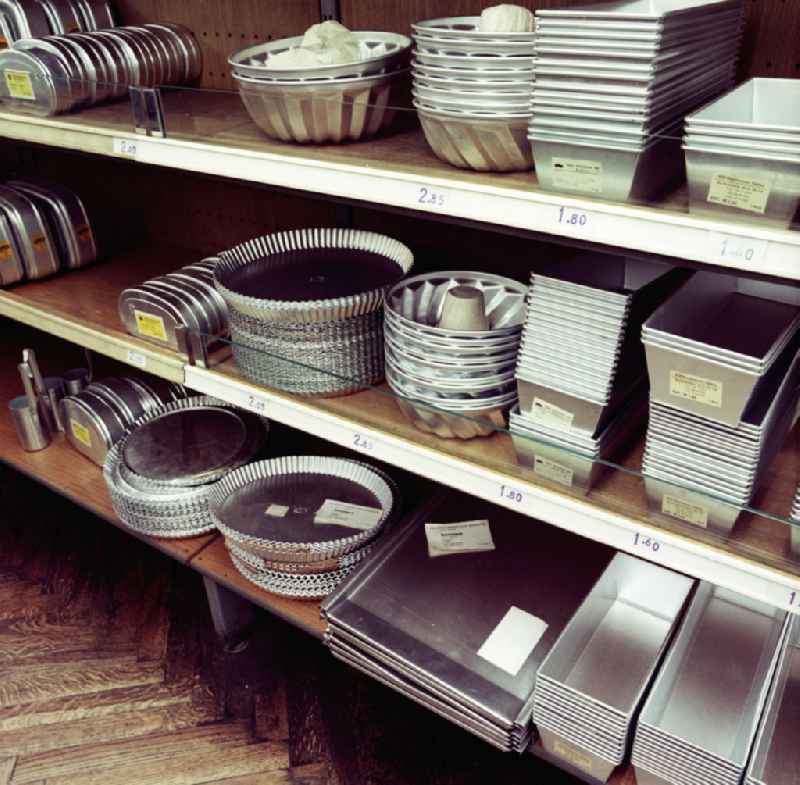 Haushaltswaren im Centrum-Warenhaus. Blick in ein Regal mit Backformen, Brotbüchsen und andere Aluminium Behälter.