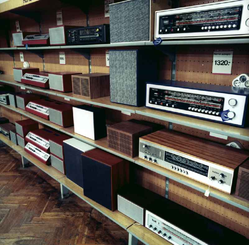 Radio-Abteilung im Centrum-Warenhaus. Blick in ein Regal mit Radie-Stereo-Anlagen u.a. Remo-Musikanlage.