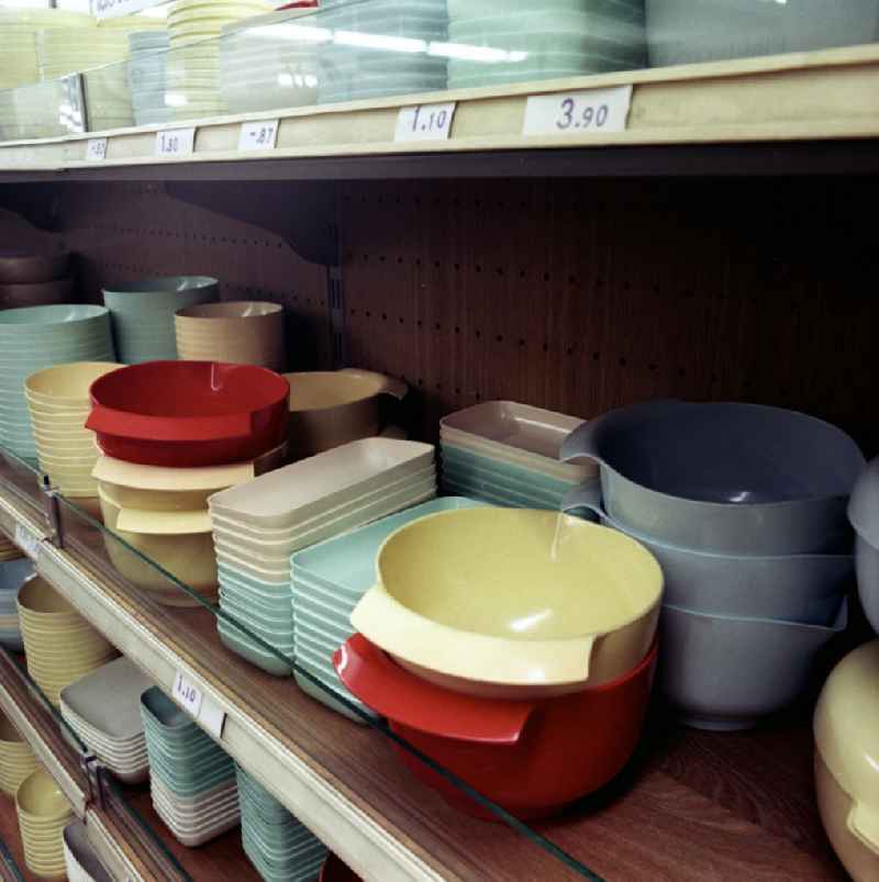 Haushaltswaren im Centrum-Warenhaus. Blick ein Regal mit Plastik-Schüsseln / Behältern verschiedener Form und Farbe.